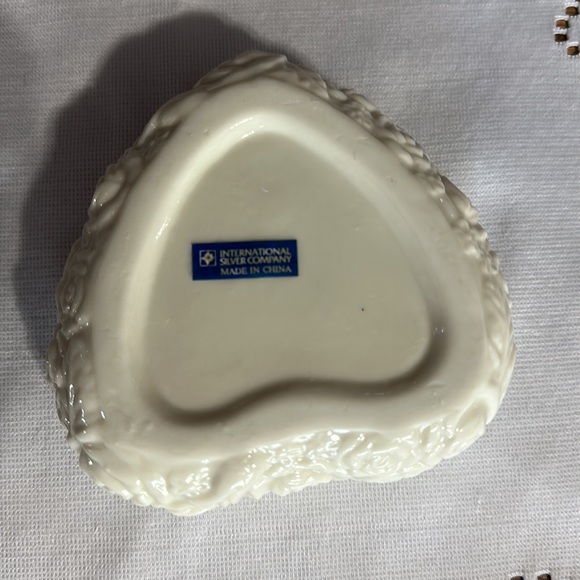 Vtg,International Silver Co. Porcelain Heart Shape White Roses BoxChristmas Gift - Picture 9 of 10